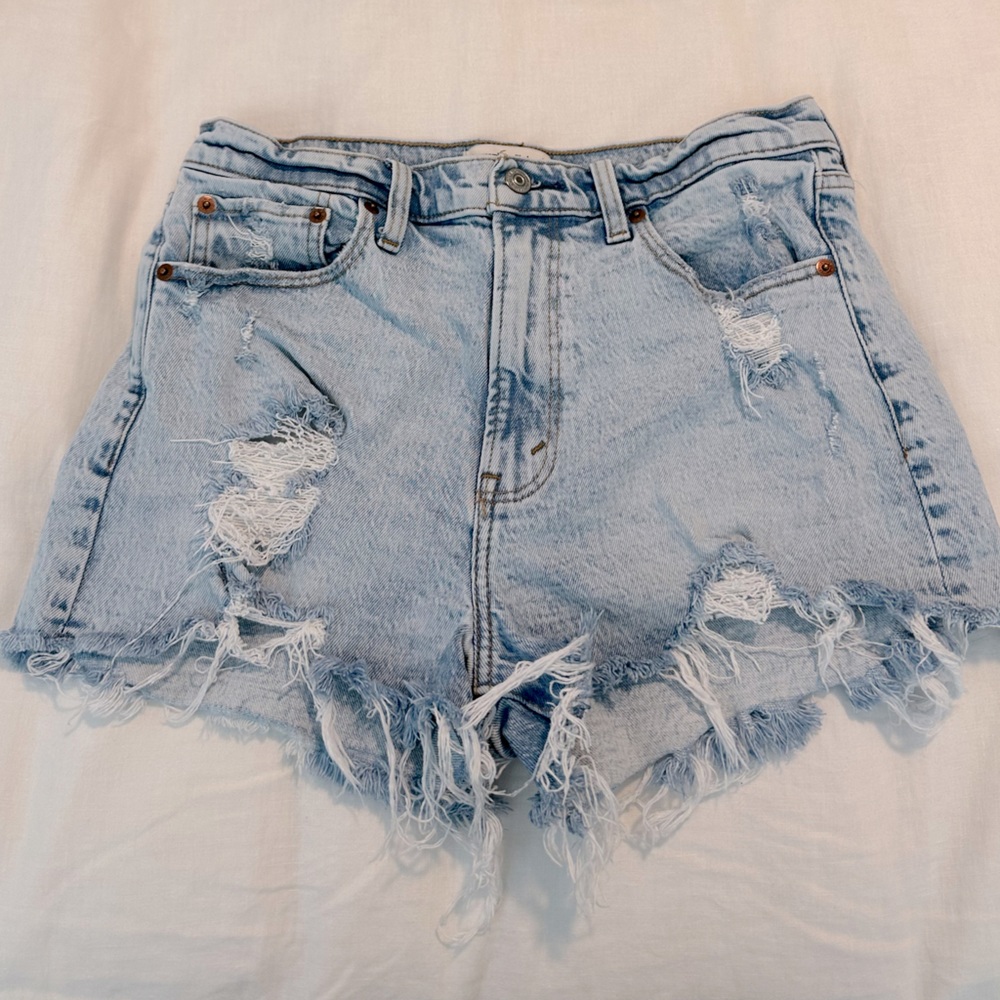 Abercrombie Destroyed Light Wash Mom Short Size 28 (6)